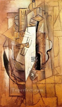 パブロ・ピカソ Painting - クラブのベースギターエースのボトル 1912年パブロ・ピカソ